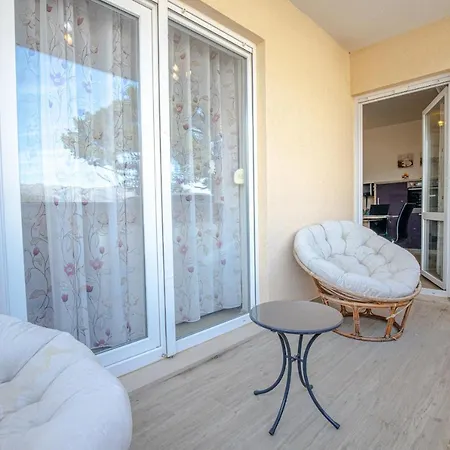 アパート Spacious 2-bedroom With Terrace And Parking ツァヴタット