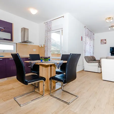 Spacious 2-bedroom With Terrace And Parking アパート