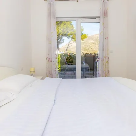 Spacious 2-bedroom With Terrace And Parking
