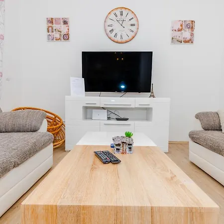 Spacious 2-bedroom With Terrace And Parking ツァヴタット