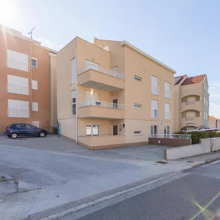アパート Spacious 2-bedroom With Terrace And Parking ツァヴタット