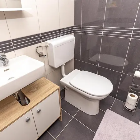 Spacious 2-bedroom With Terrace And Parking アパート