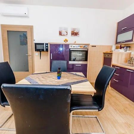Spacious 2-bedroom With Terrace And Parking アパート
