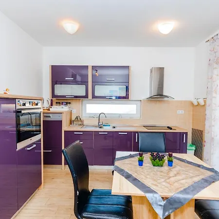 アパート Spacious 2-bedroom With Terrace And Parking ツァヴタット