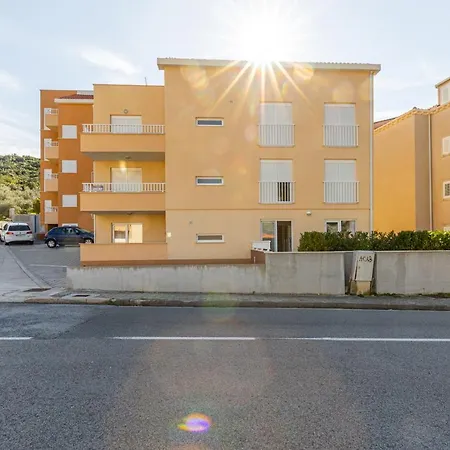 Spacious 2-bedroom With Terrace And Parking