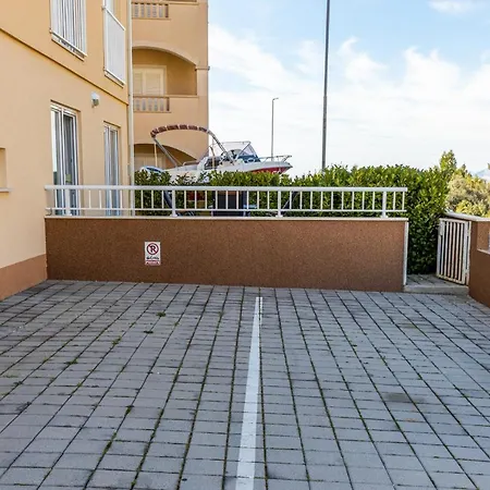 Spacious 2-bedroom With Terrace And Parking *