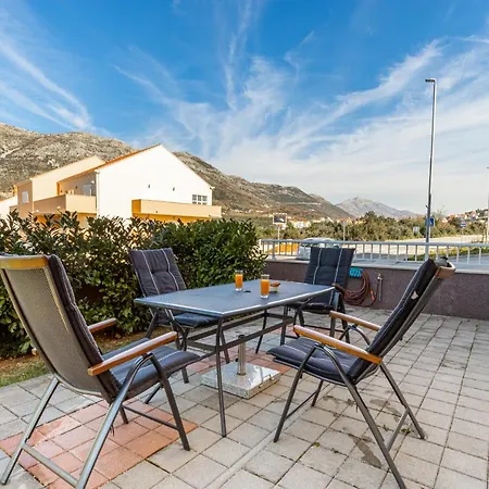 Apartment Spacious 2-bedroom With Terrace And Parking *