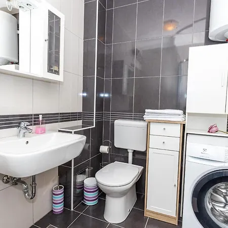 Spacious 2-bedroom With Terrace And Parking *