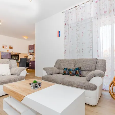 Apartment Spacious 2-bedroom With Terrace And Parking