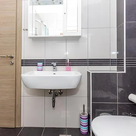 Spacious 2-bedroom With Terrace And Parking