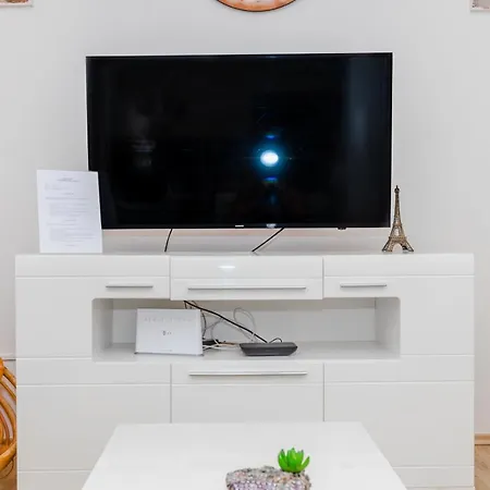 Spacious 2-bedroom With Terrace And Parking