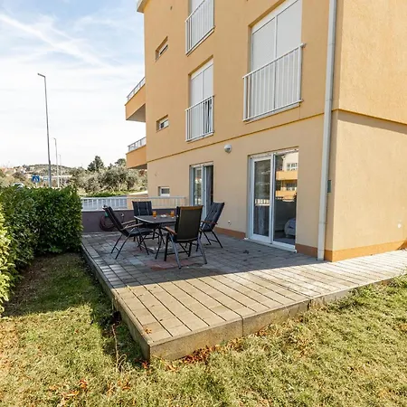 Apartment Spacious 2-bedroom With Terrace And Parking