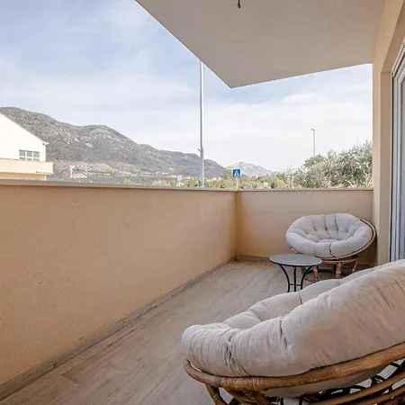 Spacious 2-bedroom With Terrace And Parking *