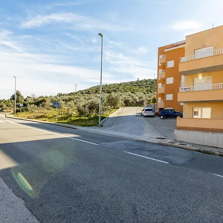 Spacious 2-bedroom With Terrace And Parking *