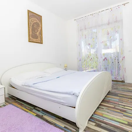 Spacious 2-bedroom With Terrace And Parking *