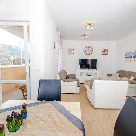 Spacious 2-bedroom With Terrace And Parking Cavtat